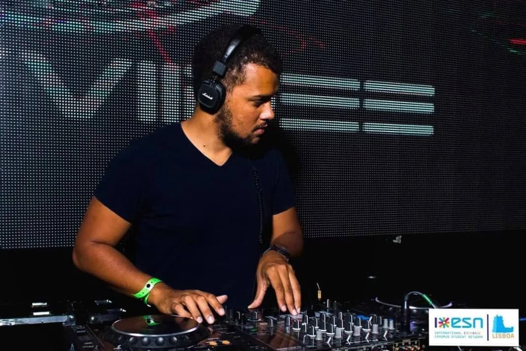 O Yuri de headphones a tocar numa festa da ESN